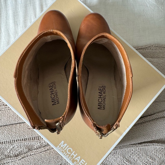 Michael Kors Lesly Bootie - Picture 4 of 6